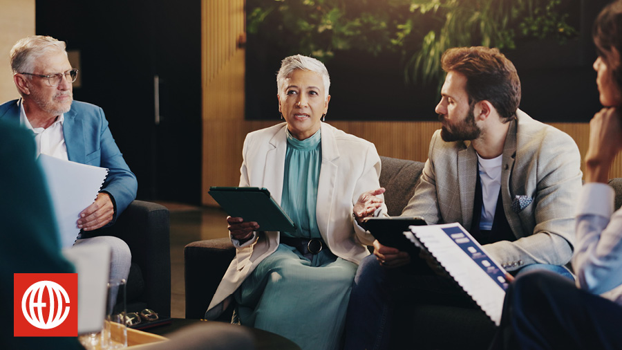 The CEO’s Dilemma: Should You Choose 1:1 Coaching or a Peer Group?